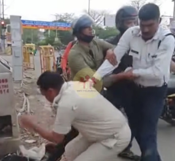 Corona Curfew में क्यों एक पुलिसकर्मी, Traffic Constable से करने लगा मारपीट? वीडियो हो रहा वायरल