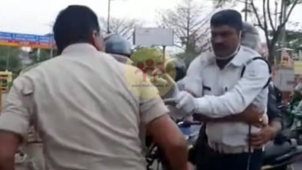 Corona Curfew में क्यों एक पुलिसकर्मी, Traffic Constable से करने लगा मारपीट? वीडियो हो रहा वायरल