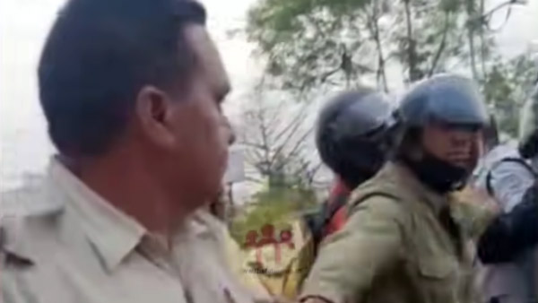 Corona Curfew में क्यों एक पुलिसकर्मी, Traffic Constable से करने लगा मारपीट? वीडियो हो रहा वायरल
