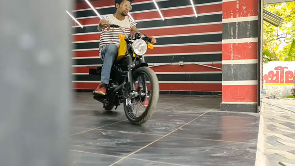 TVS XL 100 का ऐसा मॉडिफिकेशन शायद ही आपने देखा होगा, Harley Davidson का दिया लुक