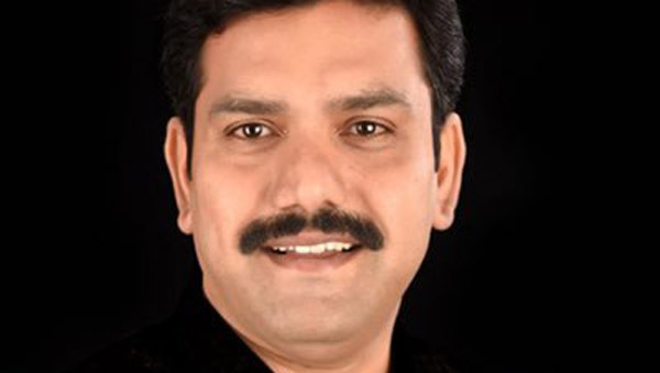 Karnataka CM’s Son Breaks Lockdown: कर्नाटक के मुख्य मंत्री के बेटे ने तोड़ा लॉकडाउन, अपने मर्सिडीज बेंज जीएलएस में गये मंदिर