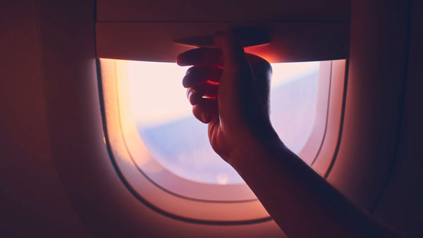 Takeoff और Landing के दौरान क्यों खोल दी जाती हैं Flight की खिड़कियां? जानें क्या है कारण