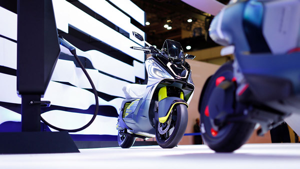 Yamaha E01 इलेक्ट्रिक स्कूटर हुई पेश, आधुनिक डिजाइन व फीचर्स से है लैस