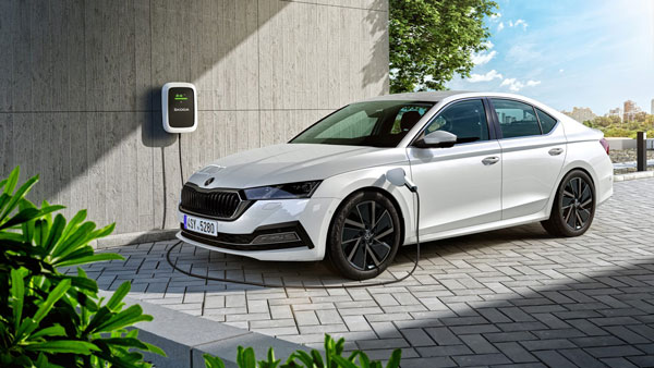 Skoda Octavia vs Hyundai Elantra: एक्सटीरियर, इंटीरियर, इंजन, सेफ्टी फीचर्स- जानें कौन है बेहतर