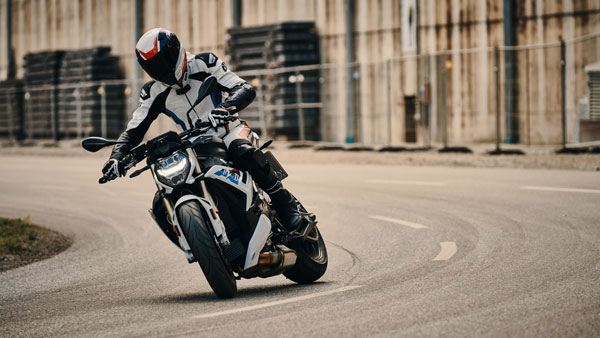 न्यू जनरेशन BMW S 1000 R जल्द होगी लाॅन्च, कंपनी ने सोशल मीडिया पर दी जानकारी