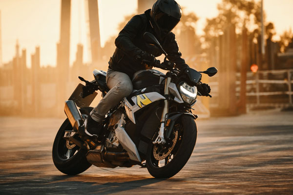 न्यू जनरेशन BMW S 1000 R जल्द होगी लाॅन्च, कंपनी ने सोशल मीडिया पर दी जानकारी