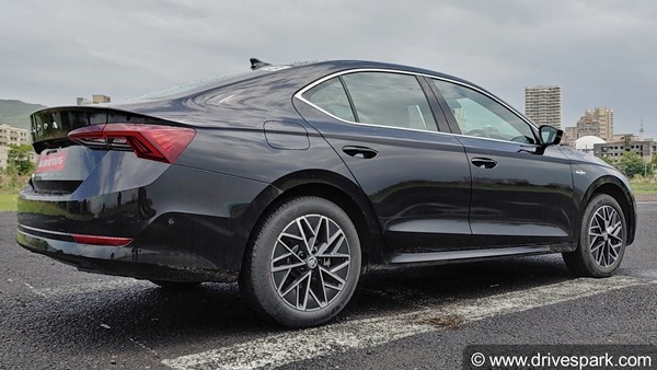 2021 Skoda Octavia Review In Hindi: नई स्कोडा ऑक्टाविया रिव्यू: डिजाईन, फीचर्स, इंजन, परफॉर्मेंस, हैंडलिंग जानकारी