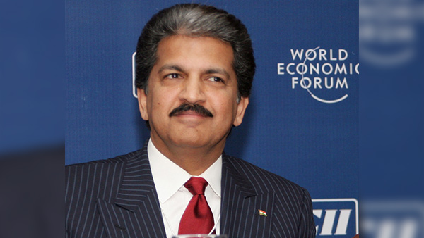 व्यक्ति ने हाथों से धक्का देकर ऑटो को पलटने से बचाया, अनंद महिंद्रा ने शेयर किया ये मजेदार वीडियो