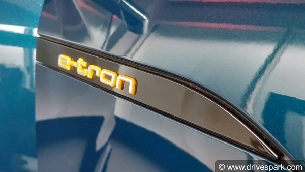 Audi e-Tron Reaches Showroom: ऑडी ई-ट्रॉन शोरूम पहुंचना हुई शुरू, सिंगल चार्ज पर देती है 400 किमी का रेंज