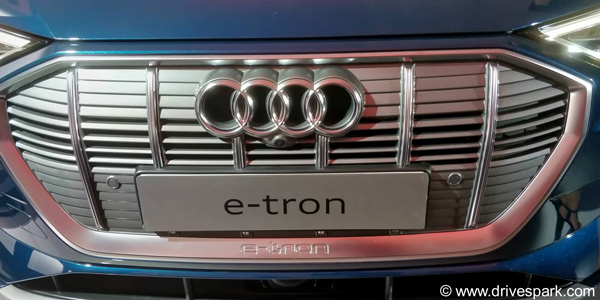Audi e-Tron Reaches Showroom: ऑडी ई-ट्रॉन शोरूम पहुंचना हुई शुरू, सिंगल चार्ज पर देती है 400 किमी का रेंज