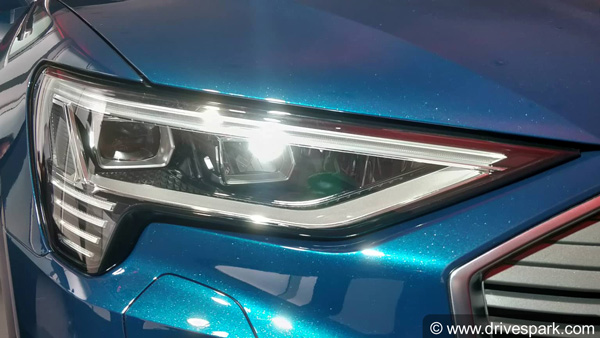 Audi e-Tron Reaches Showroom: ऑडी ई-ट्रॉन शोरूम पहुंचना हुई शुरू, सिंगल चार्ज पर देती है 400 किमी का रेंज