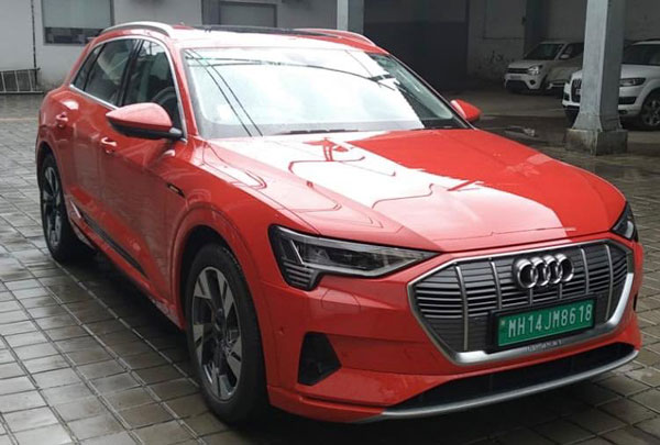Audi e-Tron Reaches Showroom: ऑडी ई-ट्रॉन शोरूम पहुंचना हुई शुरू, सिंगल चार्ज पर देती है 400 किमी का रेंज