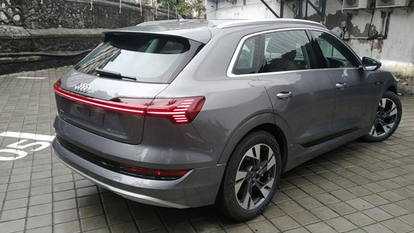 Audi e-Tron Reaches Showroom: ऑडी ई-ट्रॉन शोरूम पहुंचना हुई शुरू, सिंगल चार्ज पर देती है 400 किमी का रेंज