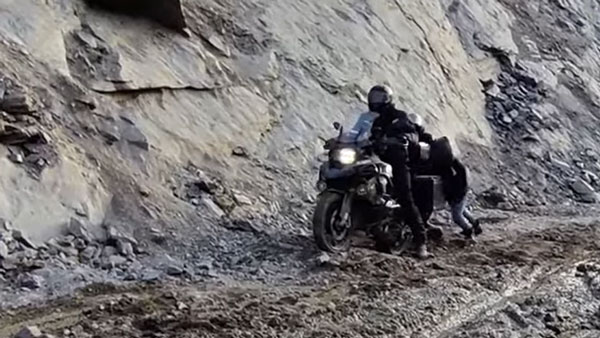 रोड ट्रिप के दौरान पहाड़ी इलाके के कीचड़ में फंसी BMW 1250 GS बाइक, जानें कैसे आई बाहर