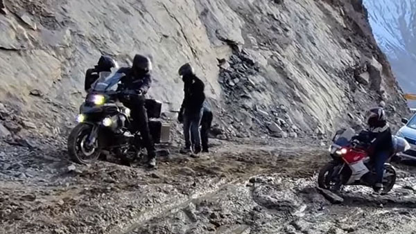 रोड ट्रिप के दौरान पहाड़ी इलाके के कीचड़ में फंसी BMW 1250 GS बाइक, जानें कैसे आई बाहर