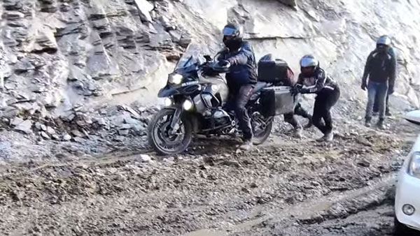 रोड ट्रिप के दौरान पहाड़ी इलाके के कीचड़ में फंसी BMW 1250 GS बाइक, जानें कैसे आई बाहर