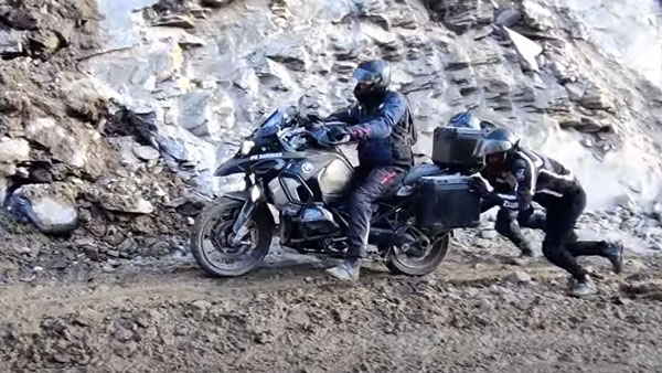 रोड ट्रिप के दौरान पहाड़ी इलाके के कीचड़ में फंसी BMW 1250 GS बाइक, जानें कैसे आई बाहर