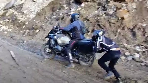 रोड ट्रिप के दौरान पहाड़ी इलाके के कीचड़ में फंसी BMW 1250 GS बाइक, जानें कैसे आई बाहर