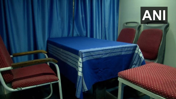 Karnataka ट्रांसपोर्ट ने दो बसों को Covid Vaccination Center में किया तब्दील, देखें तस्वीरें
