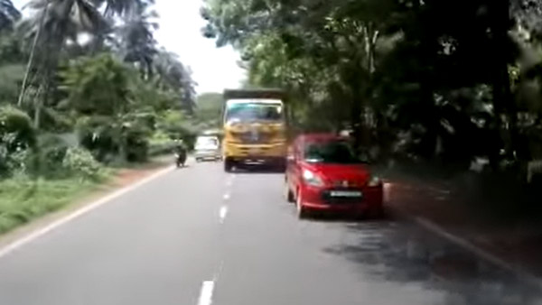 Overtaking में दो डम्परों के बीच दबने से बची Maruti Alto हैचबैक, वीडियो देख दहल जाएगा दिल