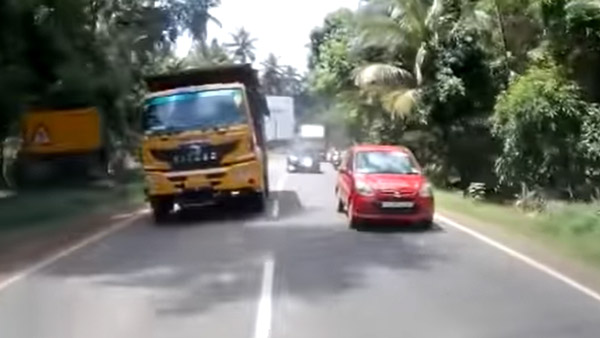Overtaking में दो डम्परों के बीच दबने से बची Maruti Alto हैचबैक, वीडियो देख दहल जाएगा दिल