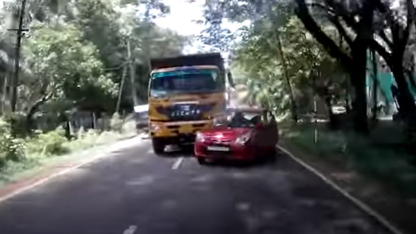 Overtaking में दो डम्परों के बीच दबने से बची Maruti Alto हैचबैक, वीडियो देख दहल जाएगा दिल