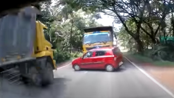 Overtaking में दो डम्परों के बीच दबने से बची Maruti Alto हैचबैक, वीडियो देख दहल जाएगा दिल