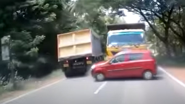 Overtaking में दो डम्परों के बीच दबने से बची Maruti Alto हैचबैक, वीडियो देख दहल जाएगा दिल