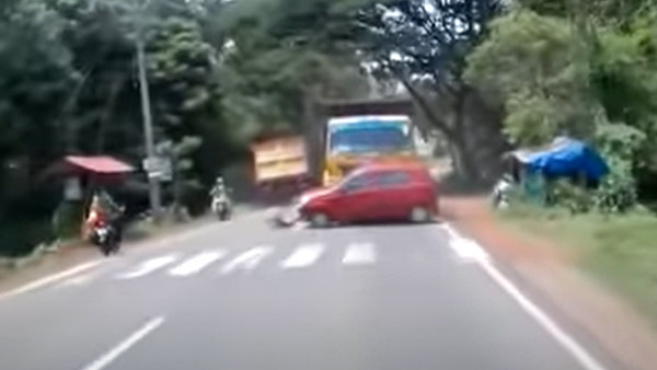 Overtaking में दो डम्परों के बीच दबने से बची Maruti Alto हैचबैक, वीडियो देख दहल जाएगा दिल