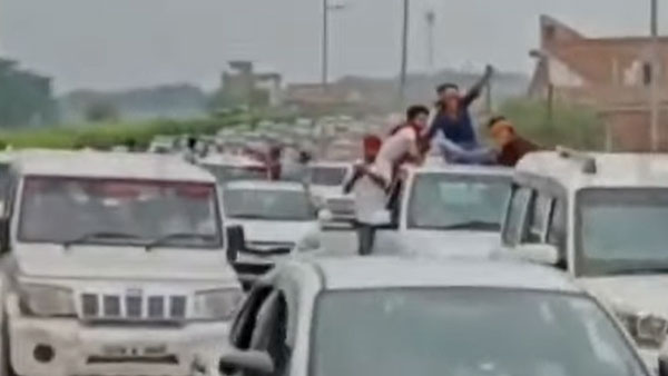 यूपी में Corona Curfew को तोड़ते हुए सपा नेता ने निकाला काफिला, Audi Q3 समेत 24 वाहन जब्त