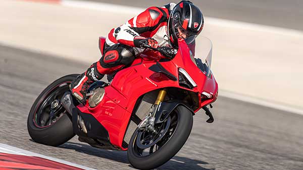 Ducati Panigale V4 and Diavel 1260 BS6 Launched: डुकाटी Panigale V4 और Diavel 1260 भारत में हुई लॉन्च, बुकिंग शुरू, जानें कीमत व डिलीवरी के बारें में