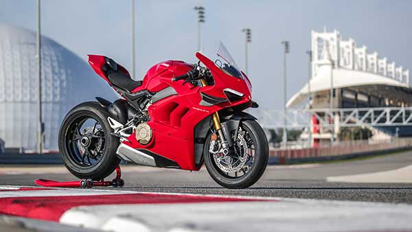 Ducati Panigale V4 and Diavel 1260 BS6 Launched: डुकाटी Panigale V4 और Diavel 1260 भारत में हुई लॉन्च, बुकिंग शुरू, जानें कीमत व डिलीवरी के बारें में