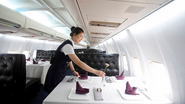 रोडवेज बसों की तरह क्या Airplanes के Flight Attendants भी मुफ्त में यात्रा करते हैं? जानिए यहां