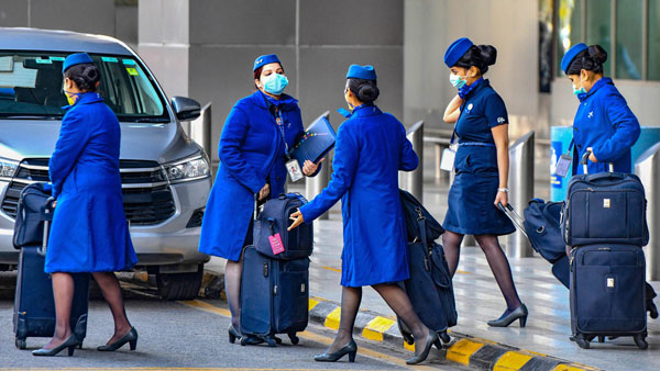 रोडवेज बसों की तरह क्या Airplanes के Flight Attendants भी मुफ्त में यात्रा करते हैं? जानिए यहां