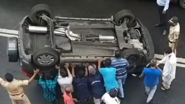 सड़क पर छत के बल पलटी फोर्ड एसयूवी, लोगों ने धक्का देकर किया सीधा, देखें वायरल वीडियो