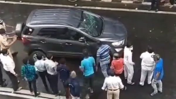 सड़क पर छत के बल पलटी फोर्ड एसयूवी, लोगों ने धक्का देकर किया सीधा, देखें वायरल वीडियो