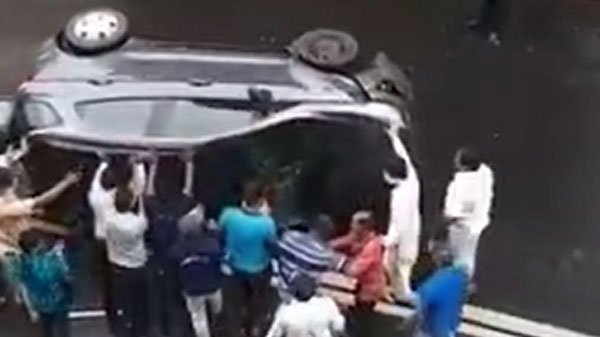 सड़क पर छत के बल पलटी फोर्ड एसयूवी, लोगों ने धक्का देकर किया सीधा, देखें वायरल वीडियो