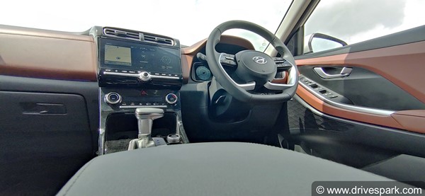 Hyundai Alcazar Review: हुंडई अल्काजार रिव्यू: फीचर्स, ड्राइविंग, माइलेज, इंजन, डिजाईन, सीटिंग जानकारी
