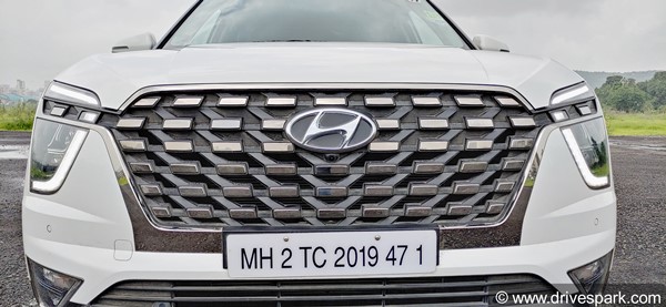 Hyundai Alcazar Review: हुंडई अल्काजार रिव्यू: फीचर्स, ड्राइविंग, माइलेज, इंजन, डिजाईन, सीटिंग जानकारी