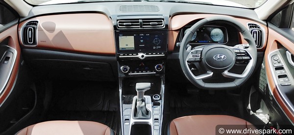 Hyundai Alcazar Review: हुंडई अल्काजार रिव्यू: फीचर्स, ड्राइविंग, माइलेज, इंजन, डिजाईन, सीटिंग जानकारी