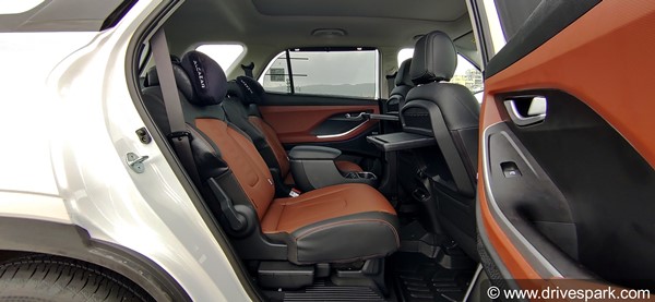 Hyundai Alcazar Review: हुंडई अल्काजार रिव्यू: फीचर्स, ड्राइविंग, माइलेज, इंजन, डिजाईन, सीटिंग जानकारी