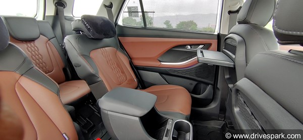 Hyundai Alcazar Review: हुंडई अल्काजार रिव्यू: फीचर्स, ड्राइविंग, माइलेज, इंजन, डिजाईन, सीटिंग जानकारी