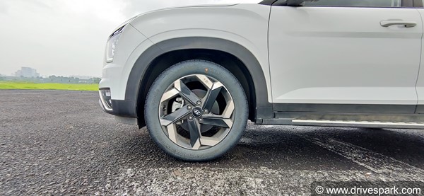 Hyundai Alcazar Review: हुंडई अल्काजार रिव्यू: फीचर्स, ड्राइविंग, माइलेज, इंजन, डिजाईन, सीटिंग जानकारी