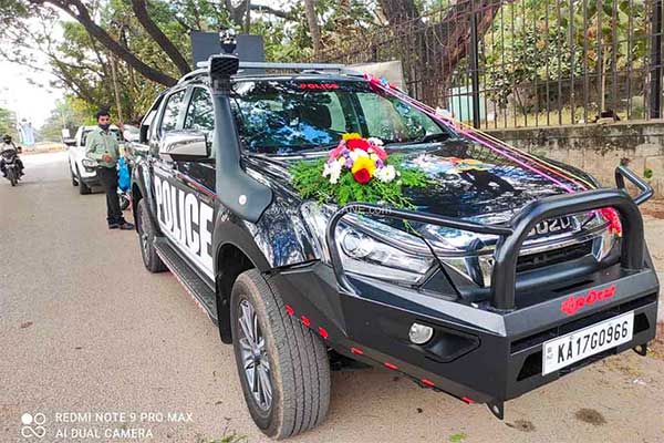 Karnataka Police New Car: कर्नाटक पुलिस ने अपने बेड़े में शामिल की यह इसुजु डी-मैक्स वी-क्रॉस पिकअप, किया गया है मॉडिफाई