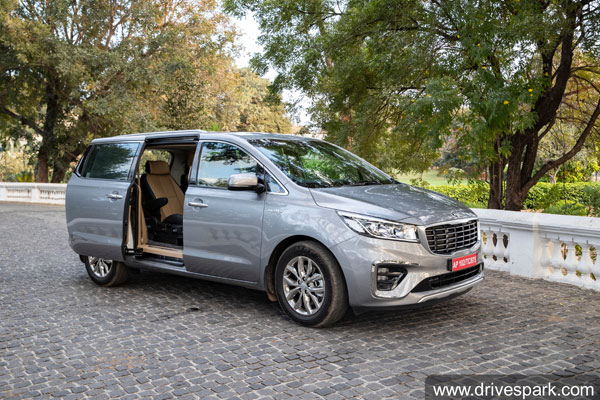 Kia Carnival Given To Additional Collectors: तेलंगाना में 32 एडिशन कलेक्टर्स को सौंपी गयी किया कार्निवल, कोविड के दौर में खरीदी गयी 30 लाख वाली कारें