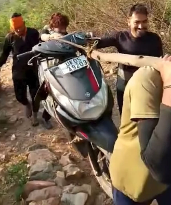 सड़क न बनने का युवाओं ने किया विरोध, स्कूटी को 8 किलोमीटर कंधे पर उठाकर पहुंचा दिया गांव