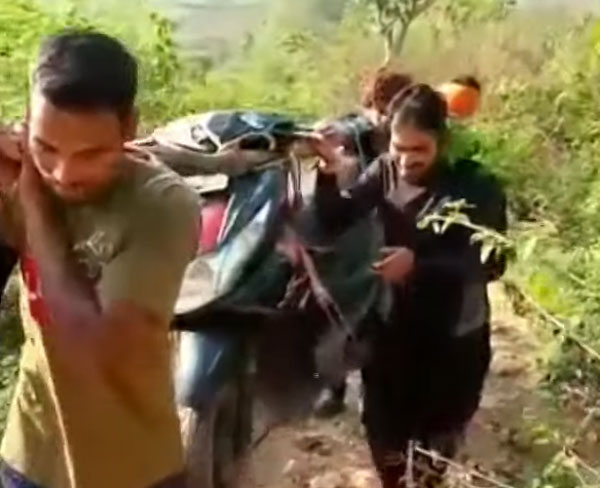 सड़क न बनने का युवाओं ने किया विरोध, स्कूटी को 8 किलोमीटर कंधे पर उठाकर पहुंचा दिया गांव