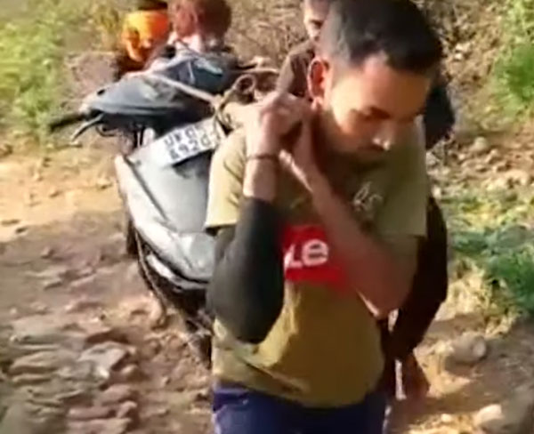 सड़क न बनने का युवाओं ने किया विरोध, स्कूटी को 8 किलोमीटर कंधे पर उठाकर पहुंचा दिया गांव