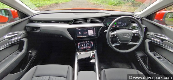 Audi e-Tron Review: ऑडी ई-ट्रॉन रिव्यू: जानिए फीचर्स, रेंज और परफॉर्मेंस के बारे में