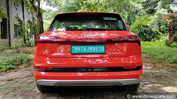 Audi e-Tron Review: ऑडी ई-ट्रॉन रिव्यू: जानिए फीचर्स, रेंज और परफॉर्मेंस के बारे में